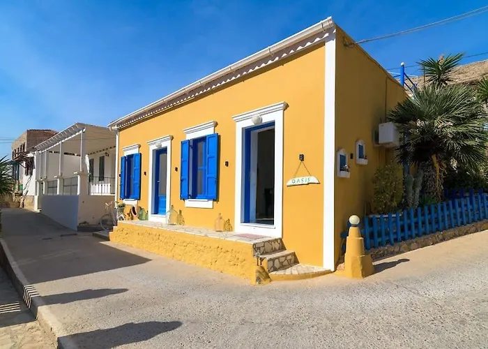 펜션 Yellow Oasis Traditional With Sea View Chalki Town